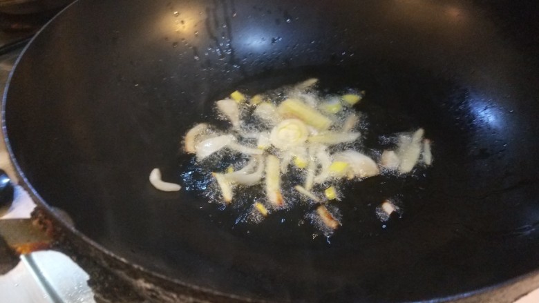 韭菜炒八爪鱼,锅中倒入适量油烧热，炒香姜蒜末。