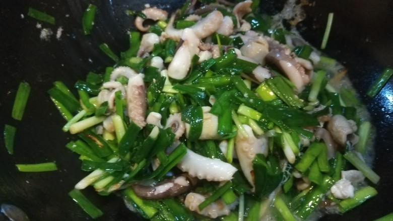 韭菜炒八爪鱼,倒入韭菜炒均匀，最后加入适量盐。