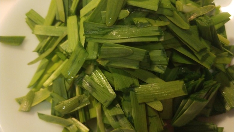 韭菜炒八爪鱼,在切成小段。