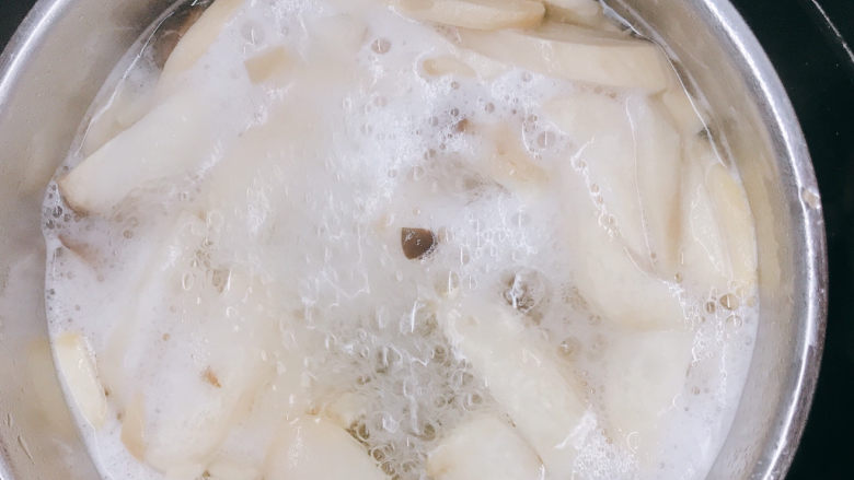 肉末杏鲍菇,汆水3分钟，捞出控干水分。