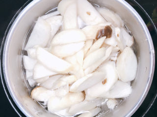 肉末杏鲍菇,杏鲍菇放入开水锅中。