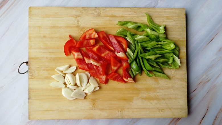 清炒木耳菜,青椒、红椒切成这样的菱形状，大蒜切片
