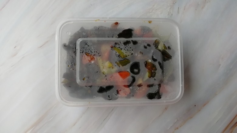 清炒木耳菜,量太多一个人吃不完，可以这样装保鲜盒，放冰箱里