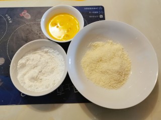 香酥炸鸡翅,准备3个碗  分别放入鸡蛋液 面包糠 面粉和淀粉混合
