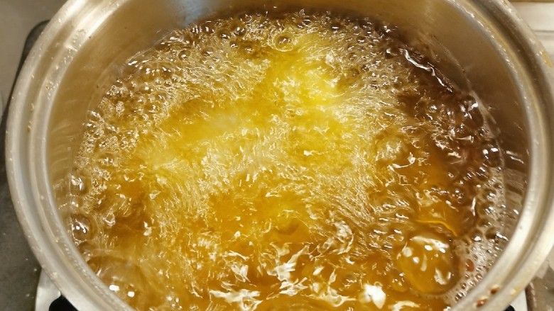 香酥炸鸡翅,炸锅放入食用油  油温6成热放入鸡翅  小火慢慢炸