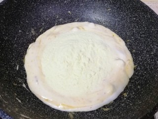 花生酥糖,棉花糖完全融化以后关火，下入奶粉迅速搅拌均匀。