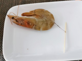 炸虾球,去除虾线  虾头和虾皮  留下虾尾和与虾尾相邻的一节虾皮