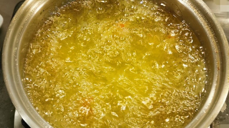 炸虾球,炸锅放入食用油  油温烧至6成热  放入虾球  炸制