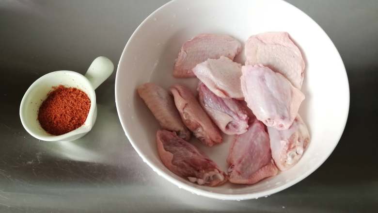 香酥炸鸡翅,准备好食材，鸡翅和奥尔良腌渍料。
