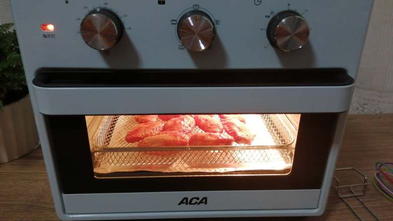 香酥炸鸡翅,烤箱选择空气炸模式，180-200度，准备好的烤网直放进去，中层，烘烤10到13分钟即可。中间可以翻面一次，上色更均匀。喜欢蜜汁味，在快要出炉前刷一层蜂蜜水，能更好的上色， 最后的2~3分钟，要注意观察上色情况。具体的温度和时间还是要根据自家烤箱的实际情凉来上下调整。