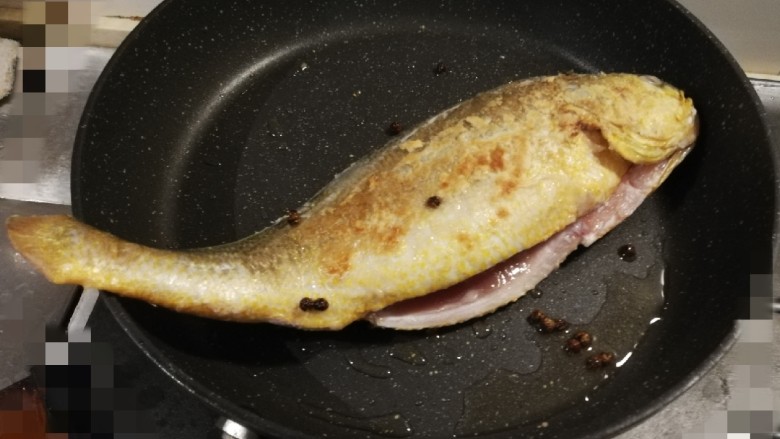 酱焖黄花鱼,煎至两面金黄 取出备用