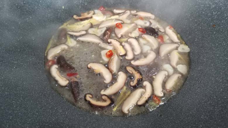 青菜炒香菇,加点清水或高汤，小火稍煮个一、两分钟。