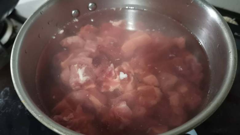 牛肉香菇酱,锅里倒入凉水，把切好的肉丁放进去，开大火煮沸。