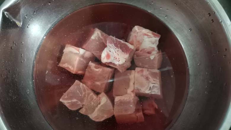牛肉香菇酱,<a style='color:red;display:inline-block;' href='/shicai/ 216'>牛肉</a>放在清水中浸泡半小时。可以泡去一部分血水。