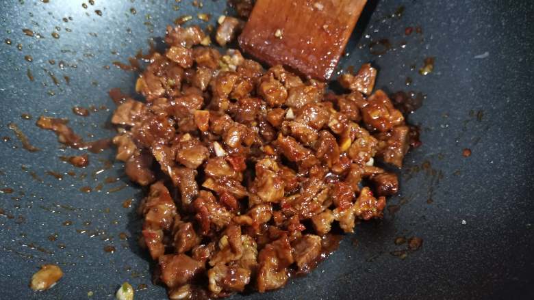牛肉香菇酱,继续翻炒两三分钟。
