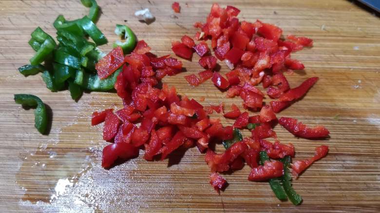 牛肉香菇酱,最后可以加一点青椒。