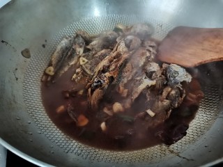 酱焖黄花鱼,放入两勺老抽两勺生抽一勺料酒，以及花椒大火煮沸。