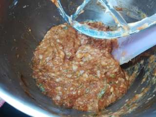 藕夹肉,往一个方向搅打均匀。中间分次加入半碗清水。打到肉馅能抱团，不散开。