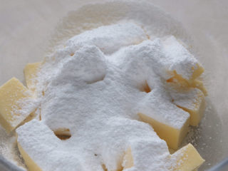 抹茶曲奇,黄油软化到手指能轻松戳动，然后筛入糖粉；