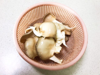 孜然蘑菇,把平菇掰开，清洗干净，沥干水份