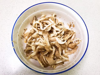 孜然蘑菇,调匀后腌制10分钟