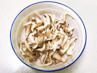 孜然蘑菇,把平菇撕成小块，加入精盐