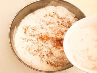 南瓜蒸糕,把牛奶酵母水倒入面粉中，边倒边搅拌