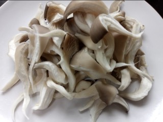 孜然蘑菇,平菇撕成小片