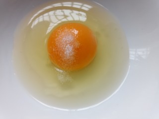 孜然蘑菇,碗中打入一个鸡蛋，加入适量盐调味