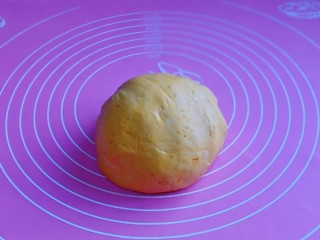 脆皮南瓜饼,再揉成面团，盖上保鲜膜松弛5分钟。