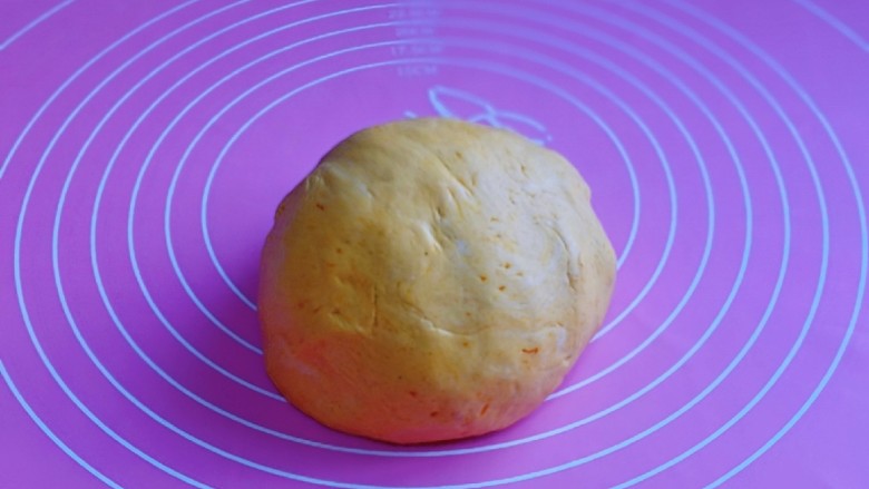 脆皮南瓜饼,再揉成面团，盖上保鲜膜松弛5分钟。