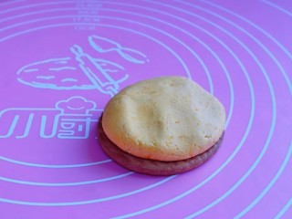 脆皮南瓜饼,取一块饼干，南瓜面团用掌心轻轻压扁，放在饼干上，压制与饼干同样大小即可。