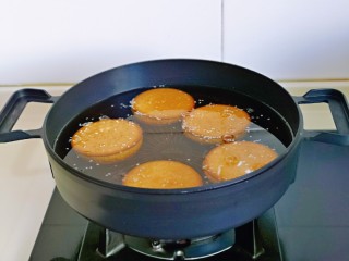 脆皮南瓜饼,起油锅，待油温6成热时，放入南瓜金钱饼，小火慢炸，勤翻面，炸至漂浮上来即可，依次炸完。