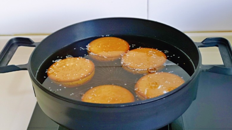 脆皮南瓜饼,起油锅，待油温6成热时，放入南瓜金钱饼，小火慢炸，勤翻面，炸至漂浮上来即可，依次炸完。