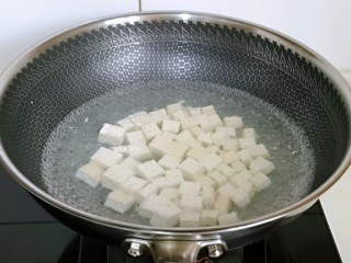 鸭血烧豆腐,锅中加入清水，大火烧开，下切好的豆腐焯水。倒入豆腐后烧烤捞出即可。