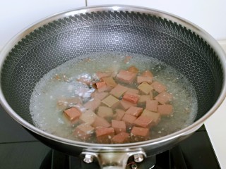 鸭血烧豆腐,鸭血焯水，水烧开后倒入切好的鸭血，再次烧开后捞出。