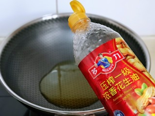 鸭血烧豆腐,锅中加入食用油。