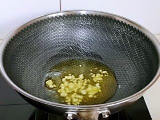 鸭血烧豆腐,油温8成时加入切好的葱姜蒜炒香。