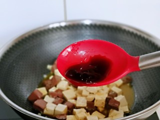 鸭血烧豆腐,一小勺蚝油。