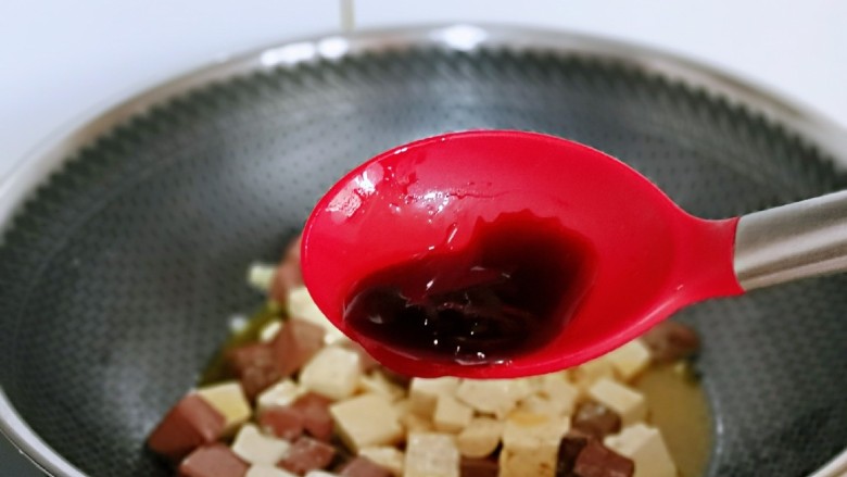 鸭血烧豆腐,一小勺<a style='color:red;display:inline-block;' href='/shicai/ 721'>蚝油</a>。