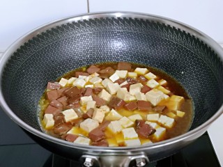 鸭血烧豆腐,加入一小碗汤，汤的量可以根据实际情况增减，烧开之后，小火炖15分钟。
