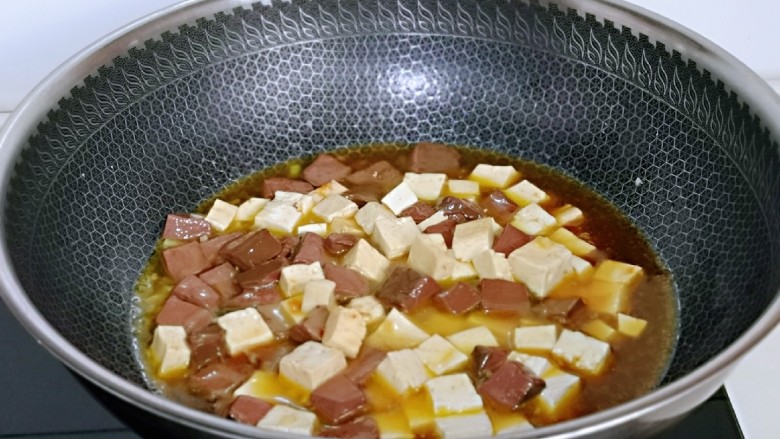 鸭血烧豆腐,加入一小碗汤，汤的量可以根据实际情况增减，烧开之后，小火炖15分钟。