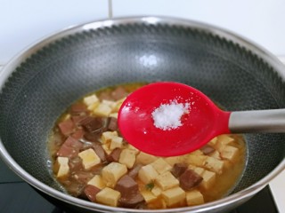 鸭血烧豆腐,15分钟后按个人口味加入盐。
