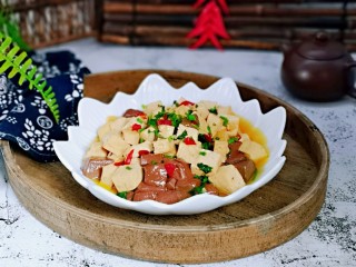 鸭血烧豆腐,盛出装盘，点缀上切的好辣椒。