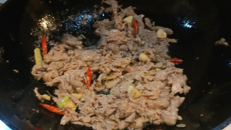 葱爆羊肉片,放入小米辣，在倒入羊肉片翻炒变色。
