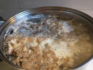东北酱大骨,开锅倒出来洗去血沫。