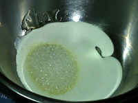 咖啡牛奶糖,将除咖啡粉外的所有材料倒入碗中