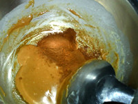 咖啡牛奶糖,加入咖啡粉，迅速搅拌均匀