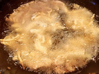 孜然蘑菇,平菇都漂浮于表面两面炸至金黄即可出锅