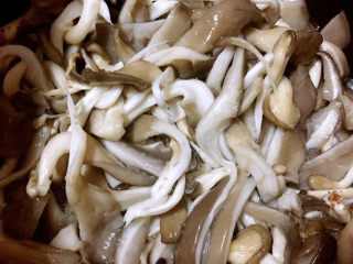 孜然蘑菇,腌制好的平菇把盐水攥出来用清水冲洗干净沥干水分备用